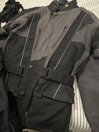 Conjunto motero gris y negro