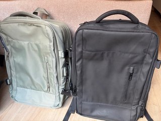 Mochilas de viaje negra y verde