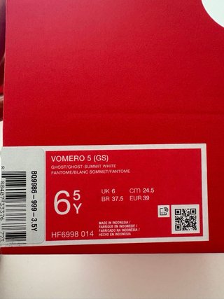 Zapatillas Nike Vomero 5 grises y blancas