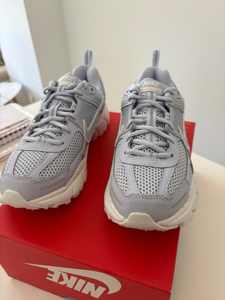 Zapatillas Nike Vomero 5 grises y blancas