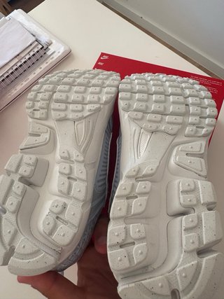 Zapatillas Nike Vomero 5 grises y blancas
