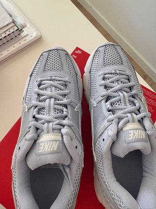 Zapatillas Nike Vomero 5 grises y blancas