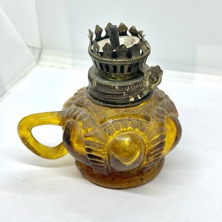 Pequeña lámpara de aceite antigua ámbar