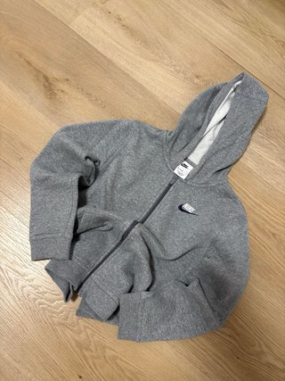 Chaqueta Nike Gris con Capucha