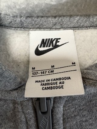 Chaqueta Nike Gris con Capucha