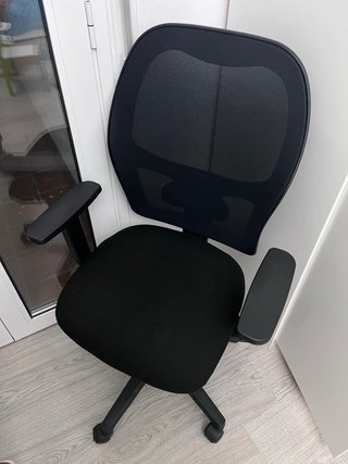 Silla de oficina negra ergonómica