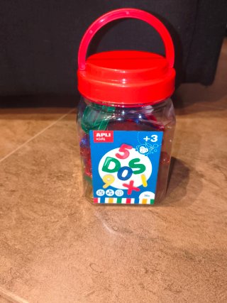 Juego de números y fichas de diversos colores