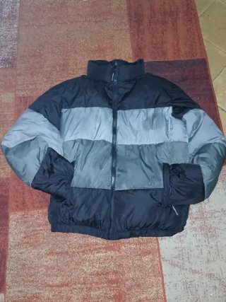 Chaqueta de plumas negra y gris