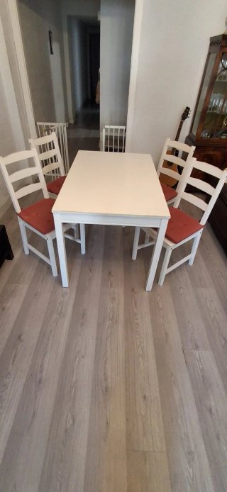 Mesa y 4 Sillas IKEA