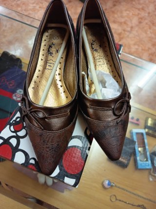 Zapatos con poco tacón marrones talla 38