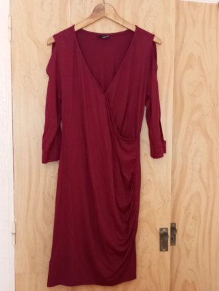 Vestido cruzado rojo con hombros descubiertos