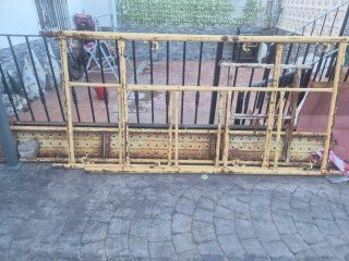 Andamio metálico amarillo