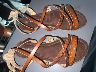 Sandalias Marrones con Tachuelas Talla 41