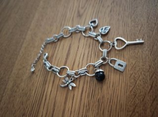 Pulsera plateada con Charms