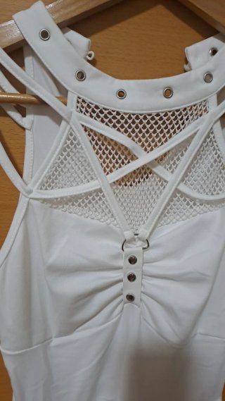 Vestido punk blanco con detalles