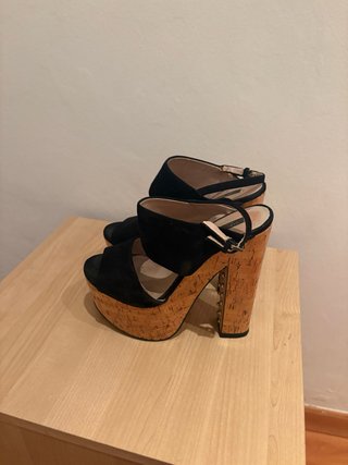 Zapatos de tacón negros y marrones
