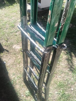 Escalera extensible y tijera verde