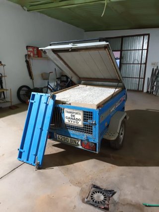 Remolque para transporte de perros o mercancía