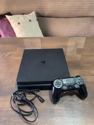PS4 Slim Negra + Mando y Cables