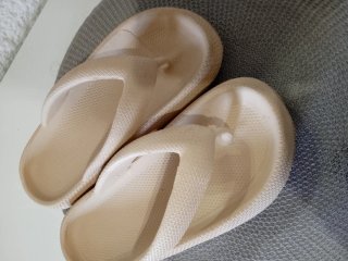 Chanclas mujer beige cómodas
