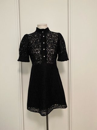 Elegante vestido corto de encaje