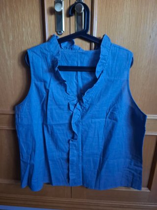 Blusa sin mangas azul con volantes