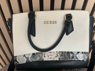 Bolso Guess Piel Blanco y Negro