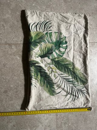 Funda de cojín con estampado de hojas tropicales