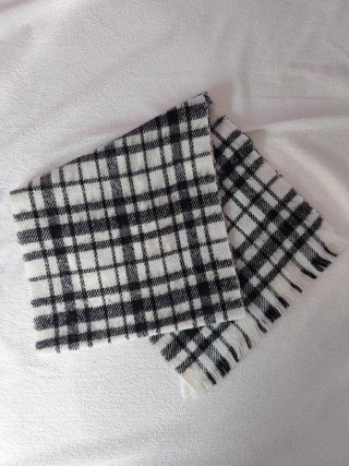 Pañuelo cuadros blanco y negro con flecos