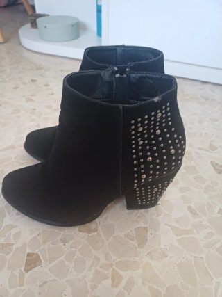 Botines tacón negros con tachuelas