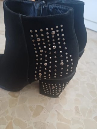 Botines tacón negros con tachuelas