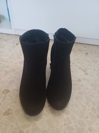 Botines tacón negros con tachuelas
