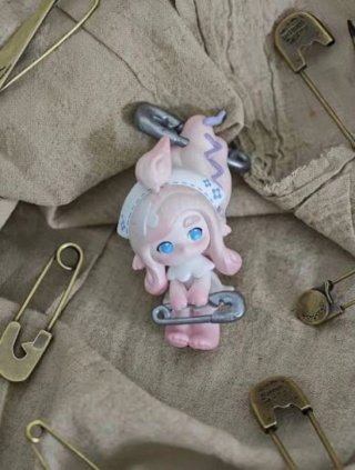CHAKA Stitch by Stitch Pop Mart Figura Safety Pin