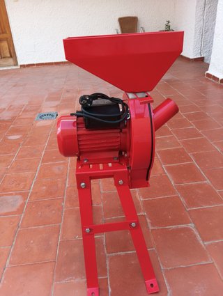 Trituradora de cereales roja
