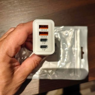 Cargador USB con 2 puertos USB-A y 2 USB-C