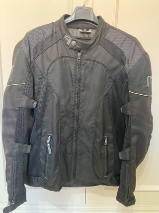 Chaqueta de moto negra Perfecta para el carnet a2