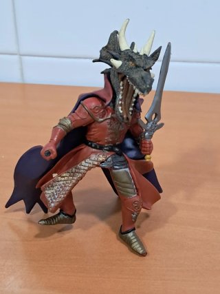 Figura de Caballero con Cabeza de Dragón