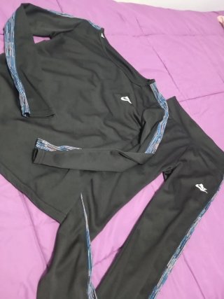 Conjunto deportivo negro: Leggings y camiseta