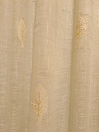 Cortina beige con estampado de hojas
