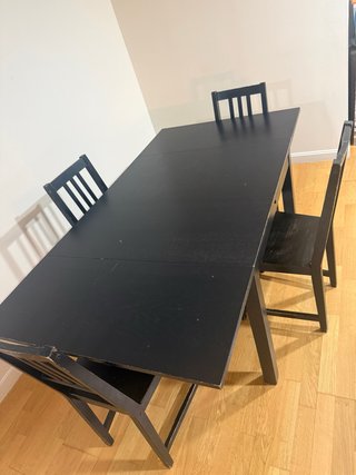 Mesa extensible IKEA + 4 sillas negras