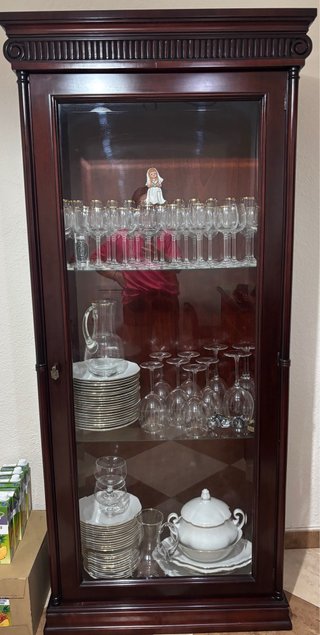 Vitrina de madera y cristal