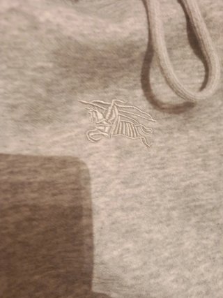 Sudadera Burberry Gris con capucha.PRECIO NEGOCIAB