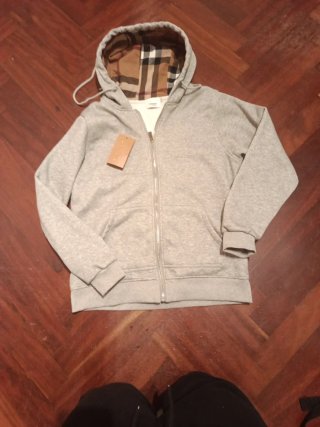Sudadera Burberry Gris con capucha.PRECIO NEGOCIAB