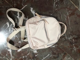 Mochila pequeña crema