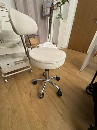 Silla Blanca Regulable con Ruedas