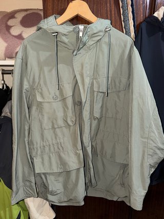 Abrigo verde hombre con capucha