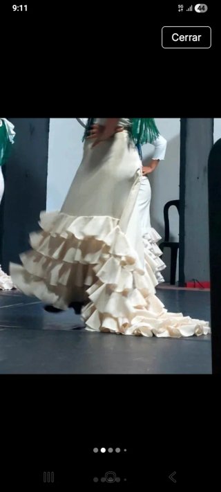 Bata de cola flamenca beige