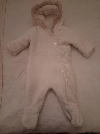 Buzo de bebé 6-12 meses con capucha y pelito