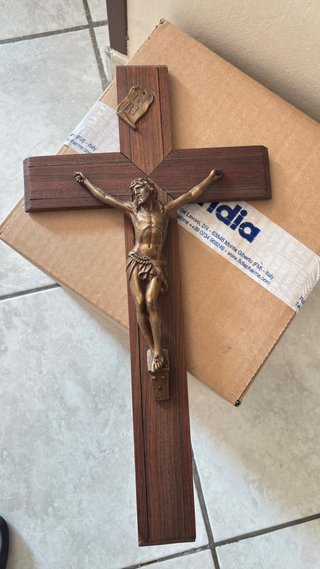 Crocefisso in legno con figura di Cristo
