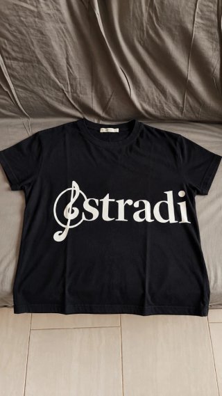 Camiseta negra Stradivarius con estampado